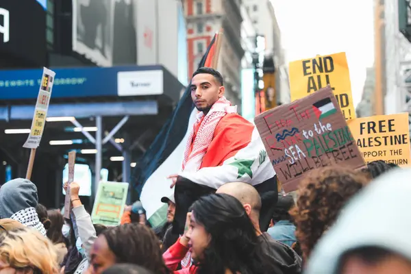 Palestinere Protesterer Fra Times Square Til Israels Konsulat Oktober 2023 – stockfoto