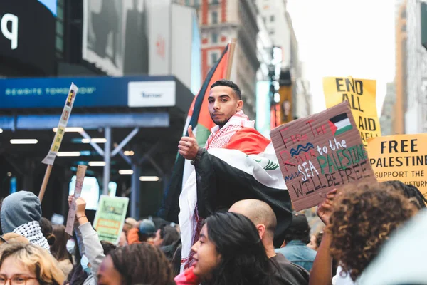 巴勒斯坦人从时代广场向以色列领事馆抗议 2023年10月8日 美国纽约 巴勒斯坦抗议者从时代广场游行至以色列领事馆 抗议比登斯的宣战 比登斯的支持 — 图库照片