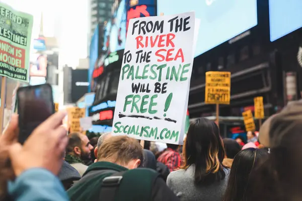巴勒斯坦人从时代广场向以色列领事馆抗议 2023年10月8日 美国纽约 巴勒斯坦抗议者从时代广场游行至以色列领事馆 抗议比登斯的宣战 比登斯的支持 — 图库照片