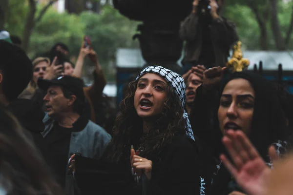 パレスチナ人はタイムズスクエアからイスラエル領事館に抗議 2023年10月08 ニューヨーク パレスチナ人デモ参加者 タイムズスクエアからイスラエル領事館への行進 イスラエル宣戦布告に抗議 ビデンス支持 — ストック写真