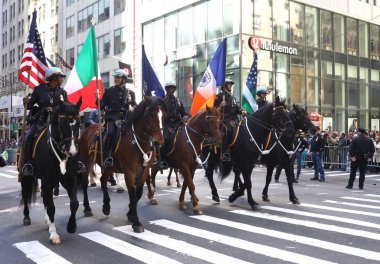 New York 'ta 79. Kolomb Günü Geçidi. 9 Ekim 2023, New York, ABD: 79. Kolomb Günü geçidi, 42. ve 72. caddeler arasında, New York 'ta, tören arabaları, gruplar, öğrenciler ve birçok kişiyle 5. Cadde' de gerçekleşiyor. 