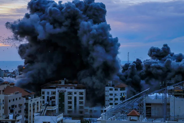 Srail Kuvvetleri Gazze Deki Yüksek Bir Kuleye Çarptıktan Sonra Duman - Stok İmaj
