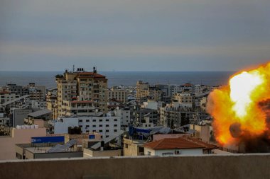 (İsrail güçlerinin Gazze 'deki yüksek bir kuleye çarpmasından sonra duman ve alevler yükseliyor. 10 Ekim 2023, Gazze, Filistin: Filistinli militanlar kuşatılmış Gazze Şeridi 'nden hava, deniz ve kara yoluyla İsrail' e karşı 