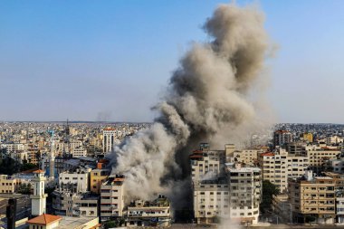 (İsrail güçlerinin Gazze 'deki yüksek bir kuleye çarpmasından sonra duman ve alevler yükseliyor. 10 Ekim 2023, Gazze, Filistin: Filistinli militanlar kuşatılmış Gazze Şeridi 'nden hava, deniz ve kara yoluyla İsrail' e karşı 