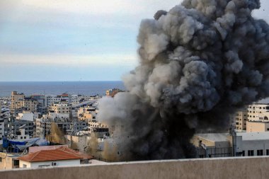 (İsrail güçlerinin Gazze 'deki yüksek bir kuleye çarpmasından sonra duman ve alevler yükseliyor. 10 Ekim 2023, Gazze, Filistin: Filistinli militanlar kuşatılmış Gazze Şeridi 'nden hava, deniz ve kara yoluyla İsrail' e karşı 