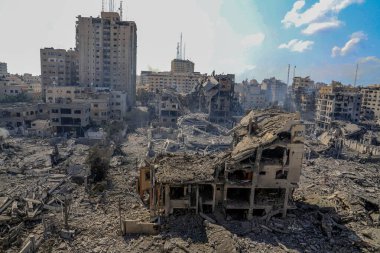 Filistinli bir ailenin üyeleri İsrail hava saldırıları sırasında evlerindeki hasarı her gece kontrol ediyorlar. 10 Ekim 2023. Gazze, Filistin