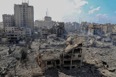 Filistinli bir ailenin üyeleri İsrail hava saldırıları sırasında evlerindeki hasarı her gece kontrol ediyorlar. 10 Ekim 2023. Gazze, Filistin