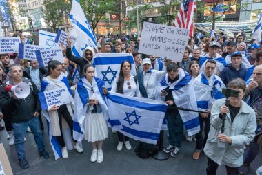 New York Belediye Başkanı Eric Adams İsrail 'de Terörist Saldırıları Mağdurları İçin Mum Işığı Nöbeti düzenliyor. 9 Ekim 2023, New York, New York, ABD: İsrail bayrakları, Amerikan bayrakları ve tabela mitingleri ile İsrail destekçileri 
