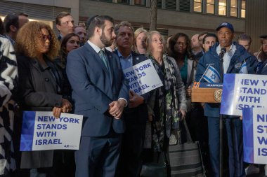 New York Belediye Başkanı Eric Adams İsrail 'de Terörist Saldırıları Mağdurları İçin Mum Işığı Nöbeti düzenliyor. 9 Ekim 2023, New York, New York, ABD: New York Belediye Başkanı Eric Adams İsrail 'deki Terörist Saldırılar Mağdurları İçin Mum Işığı Nöbeti' nde konuştu