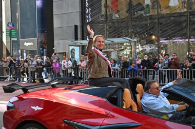 New York 'taki Columbus Günü Geçidi. 9 Ekim 2023, New York, ABD Kolomb Günü geçidi New York 'ta 12 Ekim 1929' da doğdu. New York 'lu bir iş adamı ve İtalyan göçmen olan Generoso Pope bir geçit töreni düzenledi. 