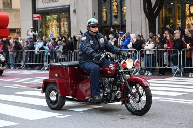 New York 'taki Columbus Günü Geçidi. 9 Ekim 2023, New York, ABD Kolomb Günü geçidi New York 'ta 12 Ekim 1929' da doğdu. New York 'lu bir iş adamı ve İtalyan göçmen olan Generoso Pope bir geçit töreni düzenledi. 
