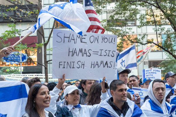 Мэр Нью-Йорка Эрик Адамс проводит Всенощное бдение при свечах для жертв террористических актов в Израиле. 9 октября 2023 года, Нью-Йорк, Нью-Йорк, США: Сторонники Израиля с израильскими флагами, американскими флагами и плакатами