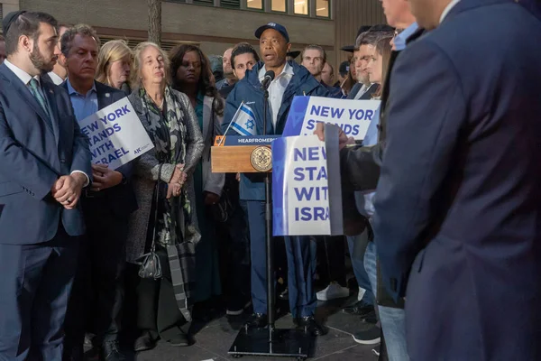 New Yorks Bürgermeister Eric Adams Hält Eine Kerzenlichtmahnwache Für Die — Stockfoto