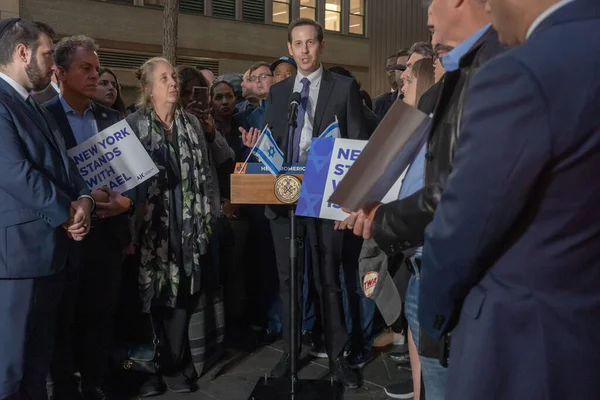 纽约市市长Eric Adams Holds Candlelight Vigil纪念以色列恐怖袭击受害者 2023年10月9日 美国纽约 Itay Milner在以色列恐怖袭击受害者烛光下讲话 — 图库照片