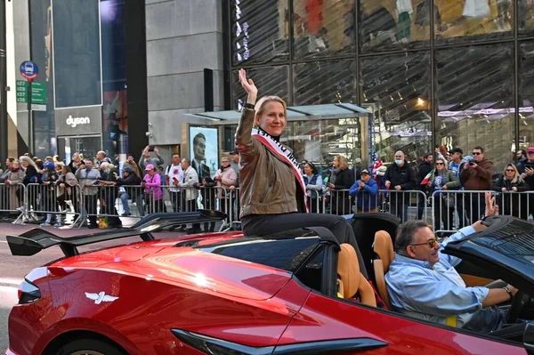 New York 'taki Columbus Günü Geçidi. 9 Ekim 2023, New York, ABD Kolomb Günü geçidi New York 'ta 12 Ekim 1929' da doğdu. New York 'lu bir iş adamı ve İtalyan göçmen olan Generoso Pope bir geçit töreni düzenledi. 