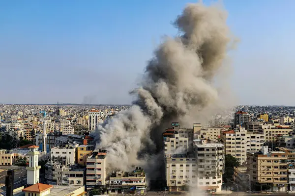 Int Asap Dan Kobaran Api Setelah Pasukan Israel Menyerang Menara Stok Gambar Bebas Royalti