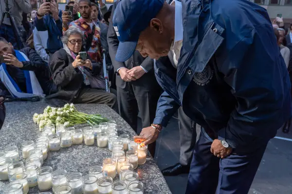 New York Byborgermester Eric Adams Holder Candlelight Vigil Ofre Terroristangrep royaltyfrie gratis stockfoto