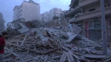 İsrail savaş uçaklarının Gazze 'nin batısındaki El-Şuhadaa Caddesi' ndeki Filistin Kulesi 'ni hedef aldıkları 7 Ekim 2023' te meydana gelen yıkımın etkileri..