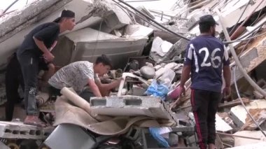 Sivil savunma ve itfaiyecilerin yoğun bombardıman sonucu yangını söndürmek için koştuğu İsrail savaş uçakları tarafından konut binasının hedef alınması ve yok edilmesinin videosu.