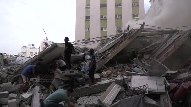 방어와 소방관이 무거운 포격의 결과로 화재를 소화로 이스라엘 비행기에 건물의 — 비디오