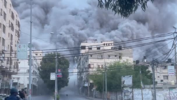 Gázai Palesztin Tornyot Izraeli Harci Gépek Vették Célba Teljesen Megsemmisítették — Stock videók