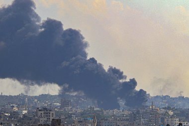 İsrail kuvvetleri Gazze 'deki yüksek bir kuleye çarptıktan sonra duman ve alevler yükseliyor. 11 Ekim 2023, Gazze, Filistin: Filistinli militanlar kuşatılmış Gazze Şeridi 'nden hava, deniz ve kara yoluyla İsrail' e karşı 