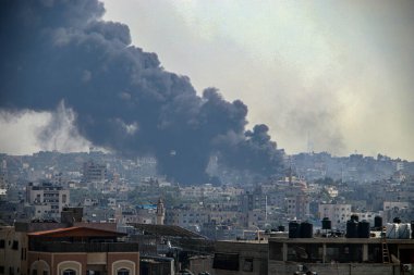 İsrail kuvvetleri Gazze 'deki yüksek bir kuleye çarptıktan sonra duman ve alevler yükseliyor. 11 Ekim 2023, Gazze, Filistin: Filistinli militanlar kuşatılmış Gazze Şeridi 'nden hava, deniz ve kara yoluyla İsrail' e karşı 