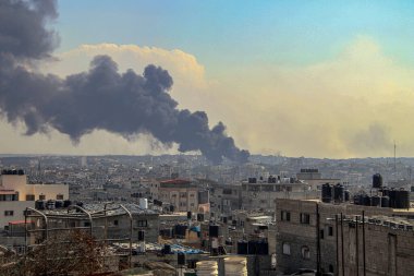 İsrail kuvvetleri Gazze 'deki yüksek bir kuleye çarptıktan sonra duman ve alevler yükseliyor. 11 Ekim 2023, Gazze, Filistin: Filistinli militanlar kuşatılmış Gazze Şeridi 'nden hava, deniz ve kara yoluyla İsrail' e karşı 