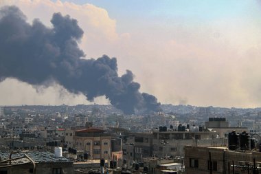 İsrail kuvvetleri Gazze 'deki yüksek bir kuleye çarptıktan sonra duman ve alevler yükseliyor. 11 Ekim 2023, Gazze, Filistin: Filistinli militanlar kuşatılmış Gazze Şeridi 'nden hava, deniz ve kara yoluyla İsrail' e karşı 