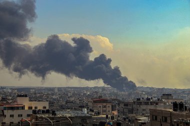 İsrail kuvvetleri Gazze 'deki yüksek bir kuleye çarptıktan sonra duman ve alevler yükseliyor. 11 Ekim 2023, Gazze, Filistin: Filistinli militanlar kuşatılmış Gazze Şeridi 'nden hava, deniz ve kara yoluyla İsrail' e karşı 