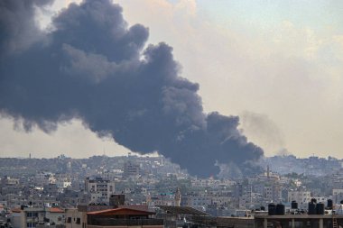 İsrail kuvvetleri Gazze 'deki yüksek bir kuleye çarptıktan sonra duman ve alevler yükseliyor. 11 Ekim 2023, Gazze, Filistin: Filistinli militanlar kuşatılmış Gazze Şeridi 'nden hava, deniz ve kara yoluyla İsrail' e karşı 