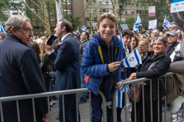 Rally ve Vigil, Hamas saldırısından sonra İsrail 'in yanında durmak için New York' ta toplandı. 10 Ekim 2023, New York, New York, ABD: Bir çocuk İsrail bayrağını sallıyor 10 Ekim 2023 'te New York' ta İsrail 'in nöbeti ve mitinginde 