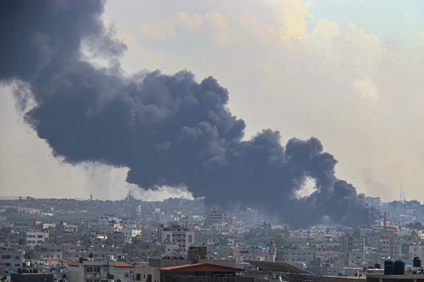 İsrail kuvvetleri Gazze 'deki yüksek bir kuleye çarptıktan sonra duman ve alevler yükseliyor. 11 Ekim 2023, Gazze, Filistin: Filistinli militanlar kuşatılmış Gazze Şeridi 'nden hava, deniz ve kara yoluyla İsrail' e karşı 
