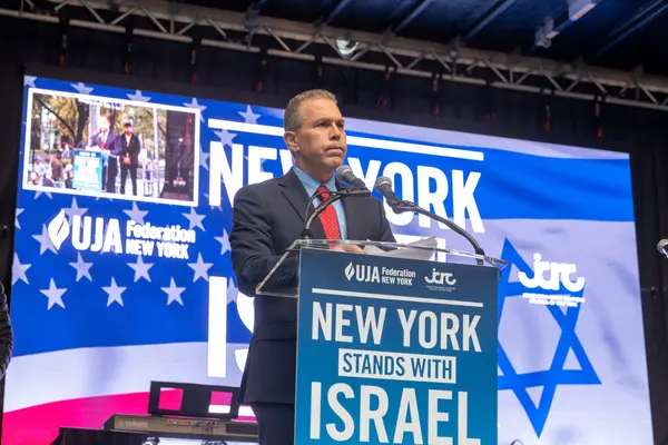 哈马斯袭击后 在纽约市与以色列站在一起的拉力赛和守夜 2023年10月10日 美国纽约 以色列驻联合国大使吉拉德 埃尔丹在纽约站与以色列一起守夜和集会 — 图库照片