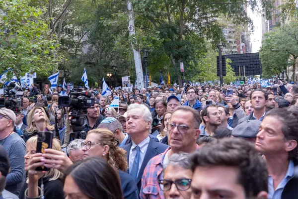 ラリーとヴィジルは ハマス攻撃の後 イスラエルと共に立つためにニューヨーク市で開催された 2023年10月10日 ニューヨーク アメリカ合衆国ニューヨーク 数千人がイスラエルとニューヨークのスタンドに出席し 2023年10月10日にニューヨーク市で集結 — ストック写真