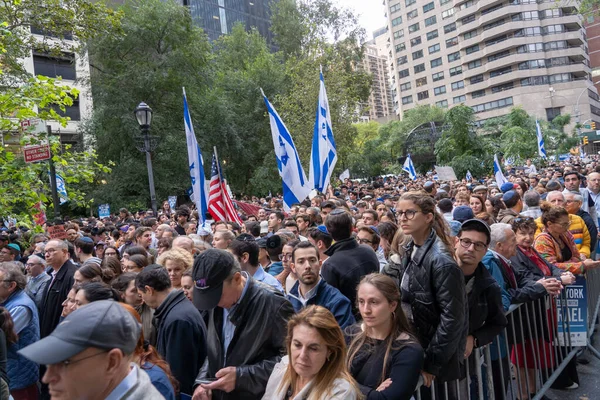 哈马斯袭击后 在纽约市与以色列站在一起的拉力赛和守夜 2023年10月10日 美国纽约 数千人 其中许多人挥舞着以色列和美国国旗 举着标语 与以色列一起参加了纽约站 — 图库照片