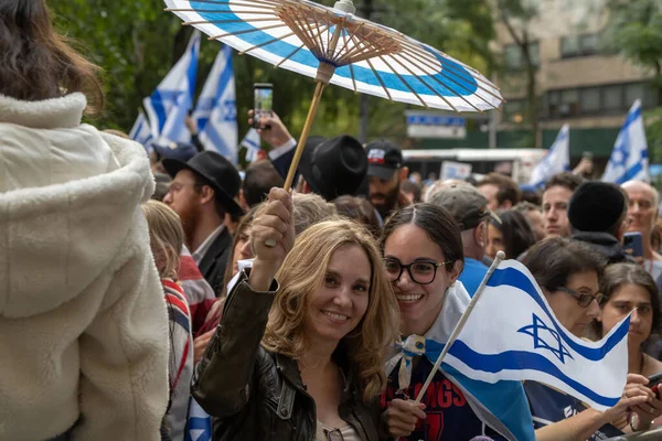 哈马斯袭击后 在纽约市与以色列站在一起的拉力赛和守夜 2023年10月10日 美国纽约 女性手持以色列国旗和以色列国旗在纽约与以色列站 — 图库照片