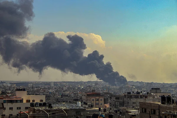 Røyk Flammer Strømmer Etter Israelske Styrker Traff Høyt Tårn Gaza stockbilde