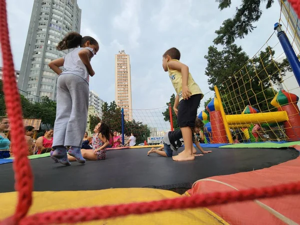 Sao Paulo (SP), Brezilya 12 / 10 / 2023 - Sao Paulo Toplum Destek Derneği (APACOM) ve Associacao Uniao de Moradores Bela VISTA / Bixiga (AmorBela), Bela Vista 'da Çocuk Festivali düzenledi.