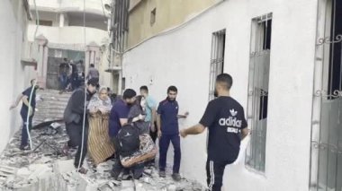 10 Ekim 2023 'te Al-Wahda Caddesi' nde bulunan Isra savaş uçaklarının El-Nakheel yerleşim binasında büyük yıkım meydana geldi..