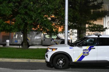 Philadelphia Uluslararası Havalimanı 'nın D terminalindeki otoparkta iki polis memuru haneye tecavüzü durdurmaya çalıştıktan sonra vuruldu. 12 Ekim 2023, Philadelphia, Pennsylvania, ABD