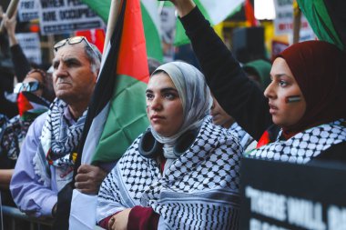 Filistinliler Times Meydanı 'ndan İsrail Konsolosluğuna Protesto Etti. 13 Ekim 2023, New York, ABD: Filistinli protestocular İsrail 'in Filistinlilere saldırılarını protesto etmek için Times Meydanı' ndan Birleşmiş Milletler Genel Merkezi 'ne yürüdüler