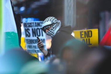Filistinliler Times Meydanı 'ndan İsrail Konsolosluğuna Protesto Etti. 13 Ekim 2023, New York, ABD: Filistinli protestocular İsrail 'in Filistinlilere saldırılarını protesto etmek için Times Meydanı' ndan Birleşmiş Milletler Genel Merkezi 'ne yürüdüler