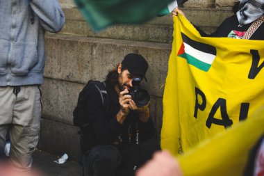 Filistinliler Times Meydanı 'ndan İsrail Konsolosluğuna Protesto Etti. 13 Ekim 2023, New York, ABD: Filistinli protestocular İsrail 'in Filistinlilere saldırılarını protesto etmek için Times Meydanı' ndan Birleşmiş Milletler Genel Merkezi 'ne yürüdüler