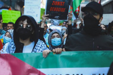 Filistinliler Times Meydanı 'ndan İsrail Konsolosluğuna Protesto Etti. 13 Ekim 2023, New York, ABD: Filistinli protestocular İsrail 'in Filistinlilere saldırılarını protesto etmek için Times Meydanı' ndan Birleşmiş Milletler Genel Merkezi 'ne yürüdüler