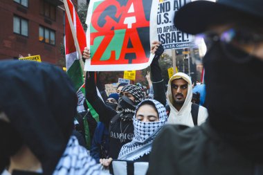 Filistinliler Times Meydanı 'ndan İsrail Konsolosluğuna Protesto Etti. 13 Ekim 2023, New York, ABD: Filistinli protestocular İsrail 'in Filistinlilere saldırılarını protesto etmek için Times Meydanı' ndan Birleşmiş Milletler Genel Merkezi 'ne yürüdüler
