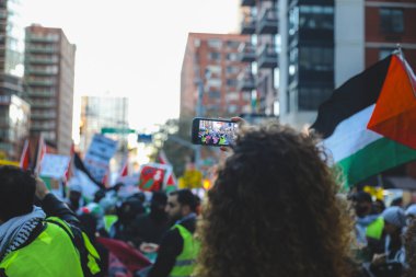 Filistinliler Times Meydanı 'ndan İsrail Konsolosluğuna Protesto Etti. 13 Ekim 2023, New York, ABD: Filistinli protestocular İsrail 'in Filistinlilere saldırılarını protesto etmek için Times Meydanı' ndan Birleşmiş Milletler Genel Merkezi 'ne yürüdüler