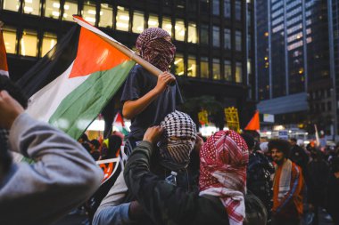 Filistinliler Times Meydanı 'ndan İsrail Konsolosluğuna Protesto Etti. 13 Ekim 2023, New York, ABD: Filistinli protestocular İsrail 'in Filistinlilere saldırılarını protesto etmek için Times Meydanı' ndan Birleşmiş Milletler Genel Merkezi 'ne yürüdüler