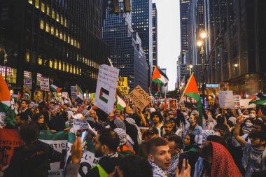 Filistinliler Times Meydanı 'ndan İsrail Konsolosluğuna Protesto Etti. 13 Ekim 2023, New York, ABD: Filistinli protestocular İsrail 'in Filistinlilere saldırılarını protesto etmek için Times Meydanı' ndan Birleşmiş Milletler Genel Merkezi 'ne yürüdüler