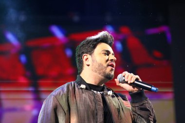 CURITIBA (PR) Brazil 14 / 10 / 2023 - Şarkıcı, müzisyen ve besteci Thiago Carvalho 'nun Kalabalık Hareketi ve Şovu, Cumartesi gecesi Pedreira Paulo Leminsk' de düzenlenen Cabare do Leonardo ve Bruno ve Morrone Şovunun açılışında (14) ). 